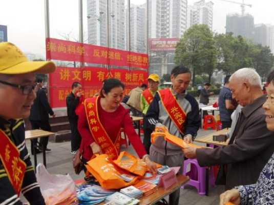 广西来宾市以2018年学雷锋志愿服务活动月为契机开展反邪教警示教育宣传活动