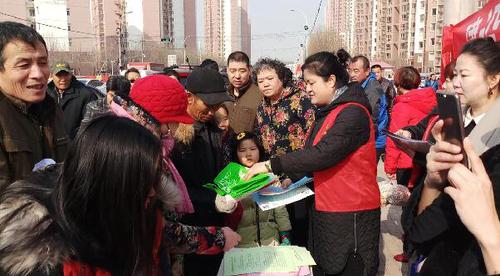 (葛沽镇在金水街开展以“崇尚科学,远离邪教”为主题的反邪教宣传教育活动) (葛沽镇在金水街开展以“崇尚科学,远离邪教”为主题的反邪教宣传教育活动)