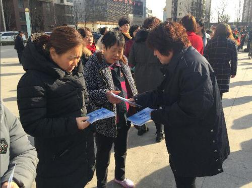 (双桥河镇在友和园广场开展反邪教宣传教育活动,活动发放宣传资料并签订家庭拒绝邪教承诺卡) (双桥河镇在友和园广场开展反邪教宣传教育活动,活动发放宣传资料并签订家庭拒绝邪教承诺卡)