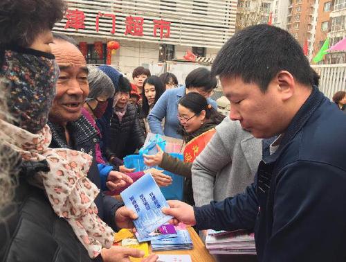 (辛庄镇在辛庄镇商业街开展以“深化平安辛庄建设,同心共筑‘平安梦’”为主题的反邪教宣传活动) (辛庄镇在辛庄镇商业街开展以“深化平安辛庄建设,同心共筑‘平安梦’”为主题的反邪教宣传活动)