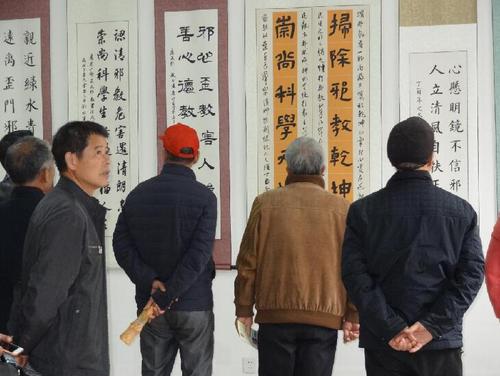 几位老党员在认真观看