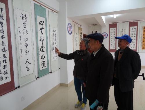 几位老党员也看得很认真