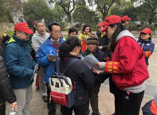 发放反邪宣传册