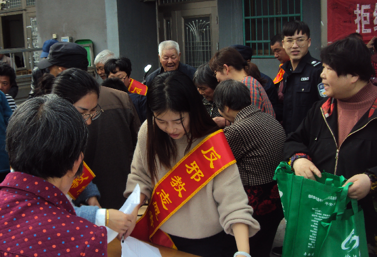 浙江省慈溪市反邪教协会龙山镇分会进村入户开展反邪教宣传活动