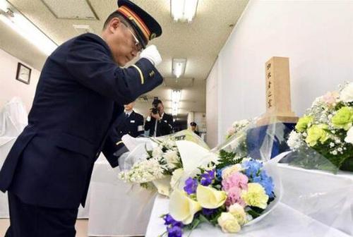 图为霞关地铁站站长周二献花纪念毒气袭击事件23周年