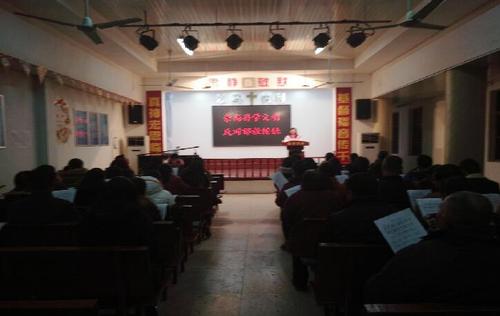 反邪教志愿者给信徒开设反邪教宣传专题课