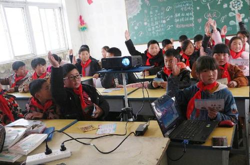 学生们积极踊跃举手发言
