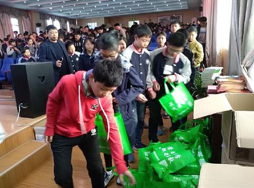 师生领取宣传资料 师生领取宣传资料