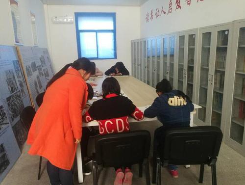 志愿者认真关爱辅导留守儿童 志愿者认真关爱辅导留守儿童