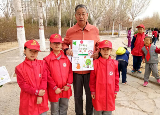 内蒙古乌海市实验小学借助社会实践开展反邪宣传活动