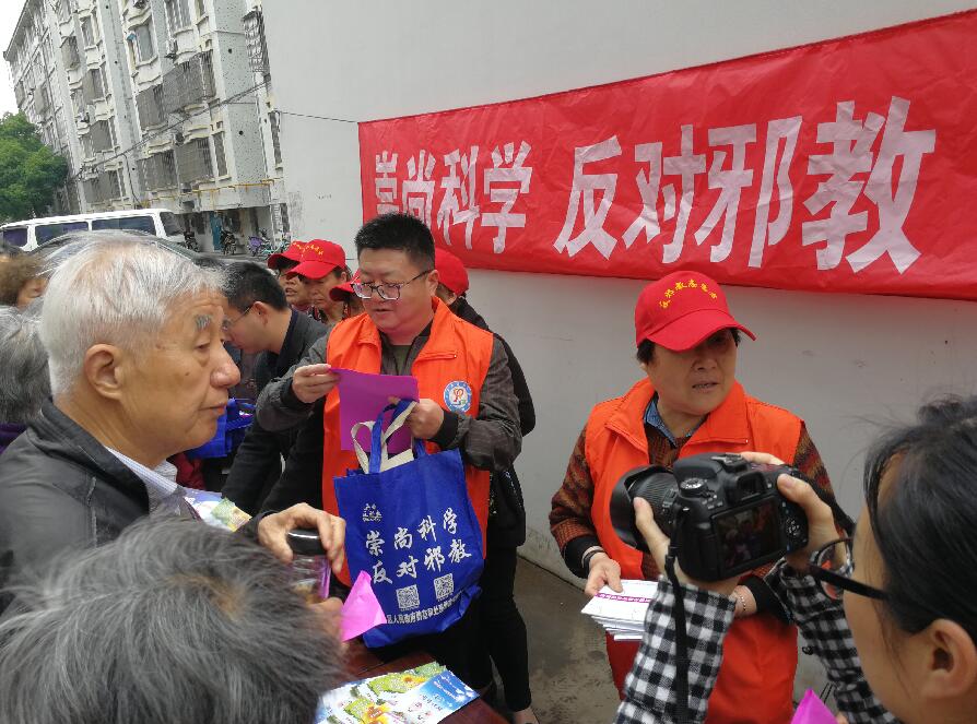 江苏省无锡市钱桥街道深入群众宣讲身边的反邪教案例