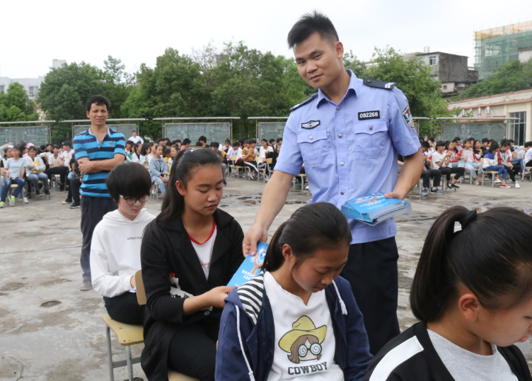 广西来宾市象州县多部门联合到罗秀中学上反邪教法制课