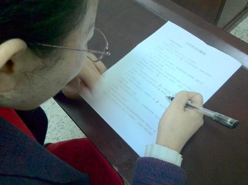 群众在认真答题 群众在认真答题