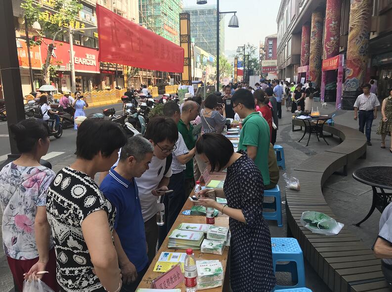 浙江省丽水市莲都区反邪教协会借助“科技活动周”开展反邪教宣传活动