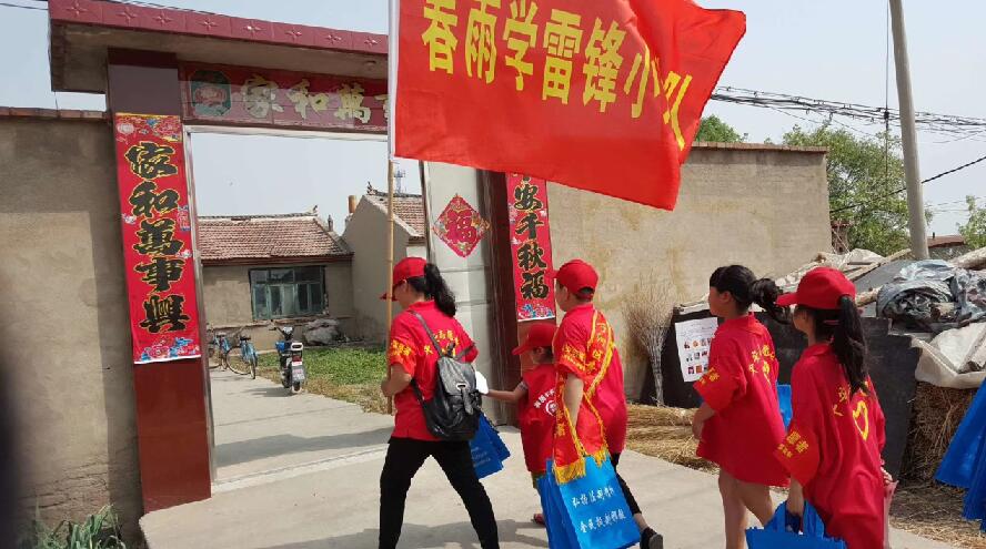 天津市宁河区反邪教志愿者走进苗枣村开展防范邪教宣传月活动
