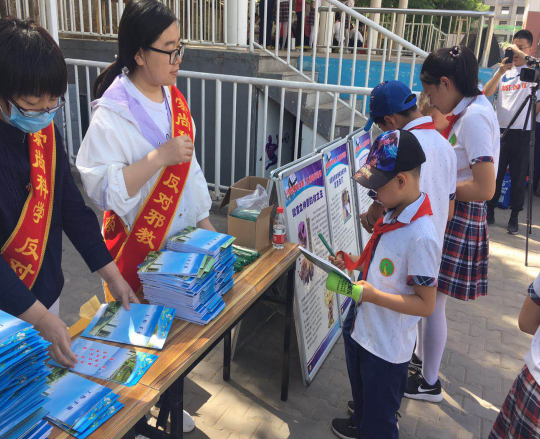 内蒙古乌海市反邪教协会积极参与“‘为孩子鼓掌’2018年乌海市科技馆科普进校园暨‘情暖童心’流动青少年宫支教”活动