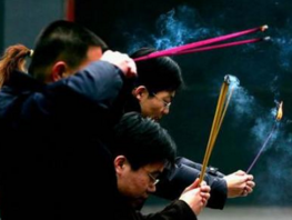 怎样正确对待群众中的鬼神观念和自发的迷信活动？
