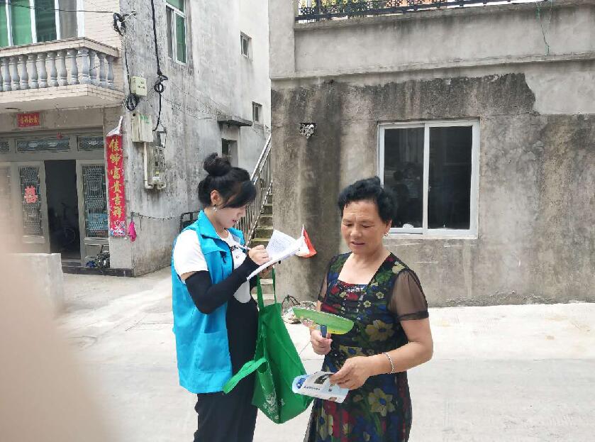 浙江省温州市洞头区霓屿街道网格员开展反邪教 入户宣传活动