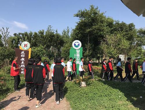 同学们参观反邪教主题公园 同学们参观反邪教主题公园