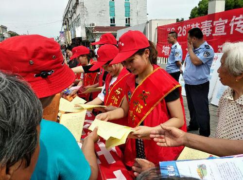 志愿者向群众发放反邪教宣传材料 志愿者向群众发放反邪教宣传材料