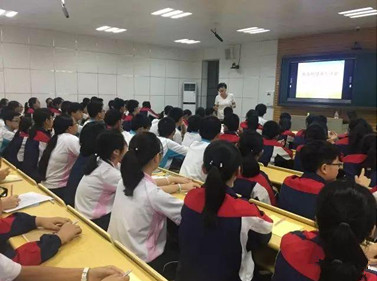 金华五中学生聚精会神聆听《培育健康心理和正确信仰》反邪教科普讲座 金华五中学生聚精会神聆听《培育健康心理和正确信仰》反邪教科普讲座