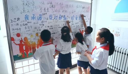 婺城小学学生签下“我承诺反对邪教” 诺言 婺城小学学生签下“我承诺反对邪教” 诺言