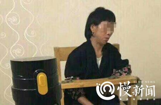 重庆"女神医"靠摸治病被拘:从不开药