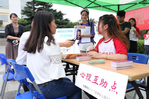 武汉市江汉大学生社团携手参与反邪教宣传活动1 武汉市江汉大学生社团携手参与反邪教宣传活动1