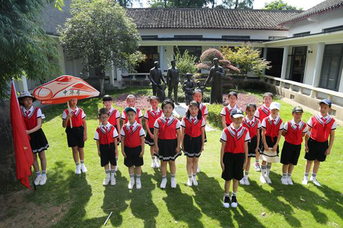武汉小学生“七一”前夕寻访红色足迹 宣传反邪教 武汉小学生“七一”前夕寻访红色足迹 宣传反邪教