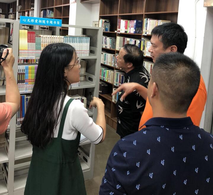 浙江省临海市在24小时自助图书馆开设心无邪爱相随专题书架
