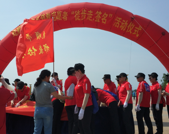 辽宁省抚顺市组织开展千名反邪教志愿者“徒步走·签名”活动