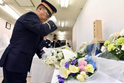 霞关地铁站站长周二献花纪念毒气袭击事件23周年 霞关地铁站站长周二献花纪念毒气袭击事件23周年