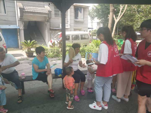 图为成员对社区居民发放宣传手册及对反邪教知识问卷调查的填写 图为成员对社区居民发放宣传手册及对反邪教知识问卷调查的填写