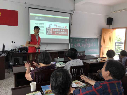 反邪教成员在讲堂中讲解反邪教知识 反邪教成员在讲堂中讲解反邪教知识