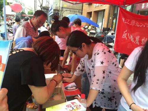 前来参加活动的群众兴高采烈地参与挟弹珠等游戏 前来参加活动的群众兴高采烈地参与挟弹珠等游戏
