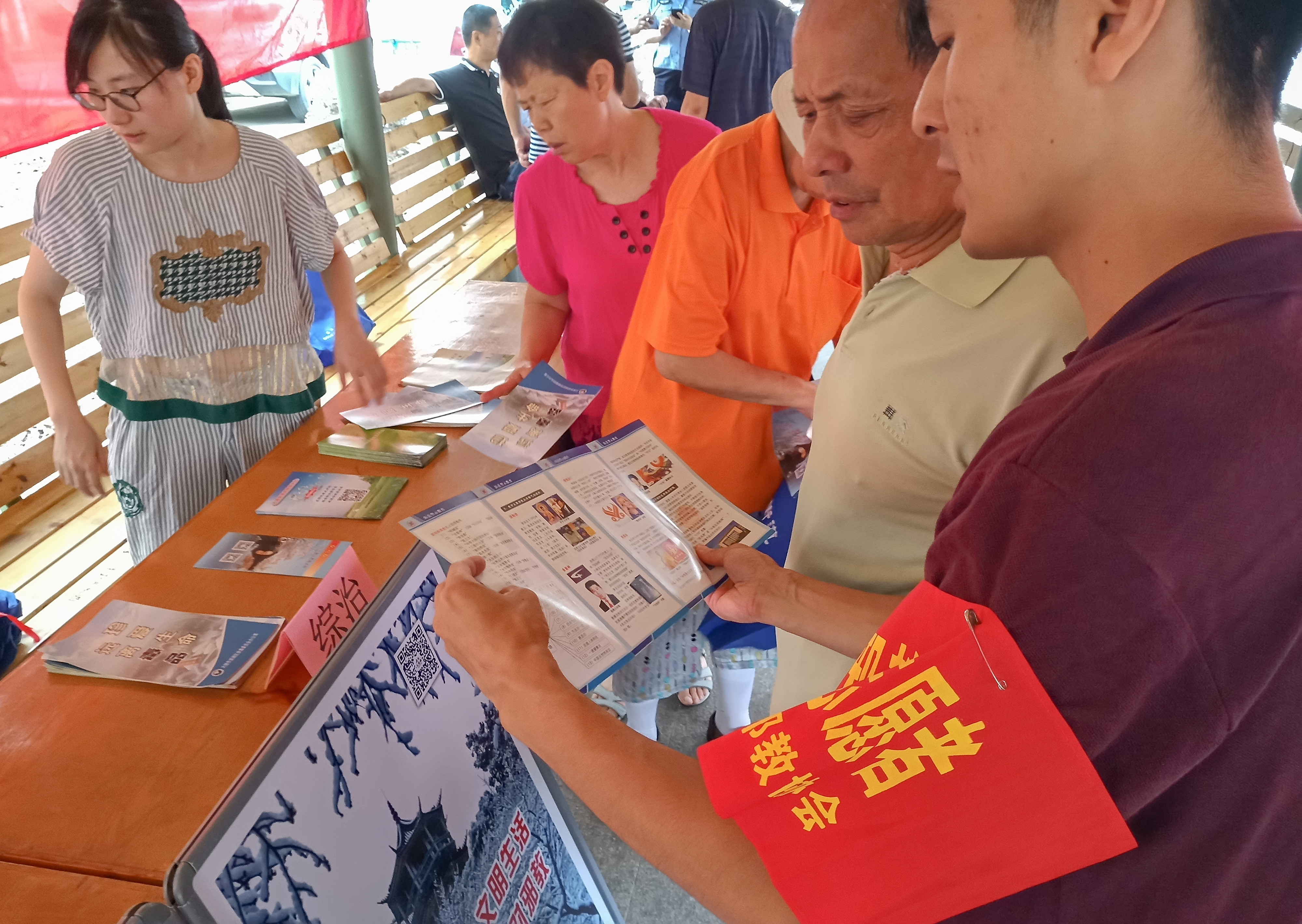 江苏省无锡市滨湖区蠡湖街道借助社区法治长廊宣传反邪教