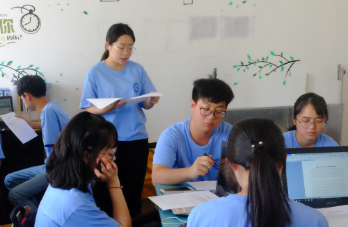 浙海大东科心系老人反邪行授旗仪式2