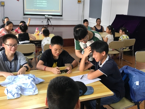 宁波大红鹰学院反邪教实践团队员与社区中小学生互动交流 宁波大红鹰学院反邪教实践团队员与社区中小学生互动交流