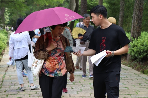宁波大红鹰学院反邪教实践团向市民散发反邪教宣传材料 宁波大红鹰学院反邪教实践团向市民散发反邪教宣传材料