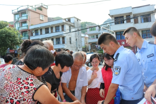 仁宫乡广场村民积极填问卷 仁宫乡广场村民积极填问卷
