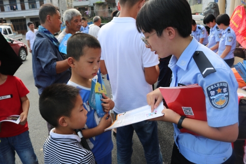 仁宫乡广场为儿童讲解反邪知识 仁宫乡广场为儿童讲解反邪知识