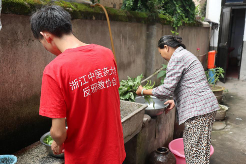 帮助老人洗菜 帮助老人洗菜
