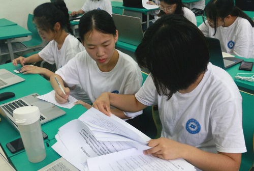 成员们对问卷数据进行统计