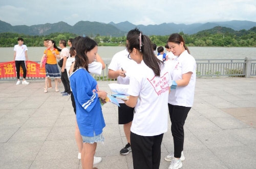 街头采访路人宣传反邪思想 街头采访路人宣传反邪思想