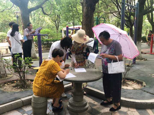 老人们正在填写问卷调查 老人们正在填写问卷调查