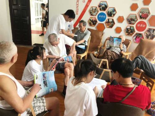 成员们为老人讲解反邪教知识 成员们为老人讲解反邪教知识