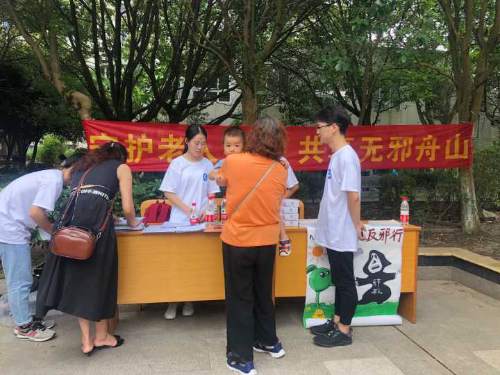 退休教师与成员们讨论反邪教活动 退休教师与成员们讨论反邪教活动