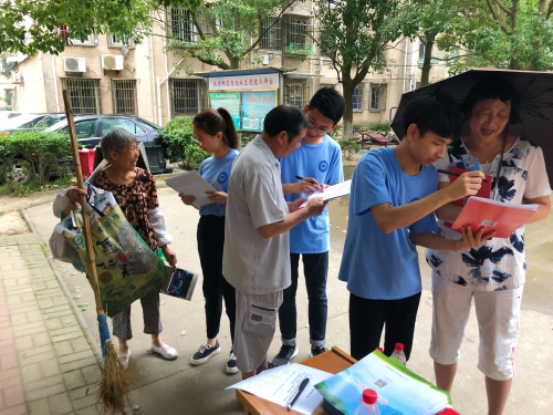 调研团成员宣传反邪知识 调研团成员宣传反邪知识