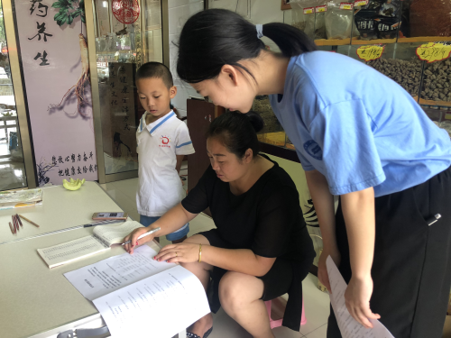 调研团成员协助完成问卷调查 调研团成员协助完成问卷调查