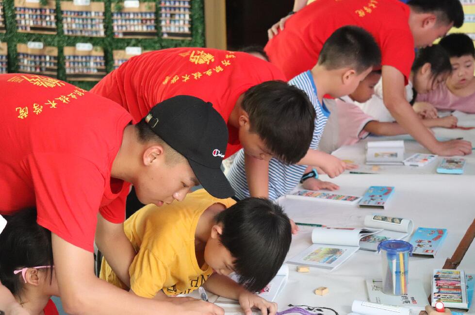 “十米长卷绘反邪”， 东方学子将反邪教宣传融入漫画创作中